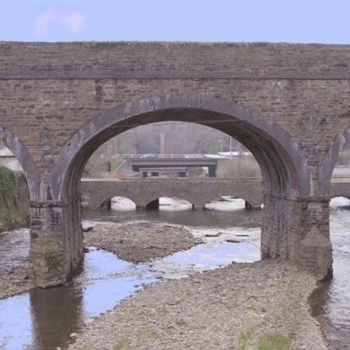 Viaducts in Aberdulais, Neath - Hywel Williams [CC-BY-SA-2.0 (http://creativecommons.org/licenses/by-sa/2.0)], via Wikimedia Commons